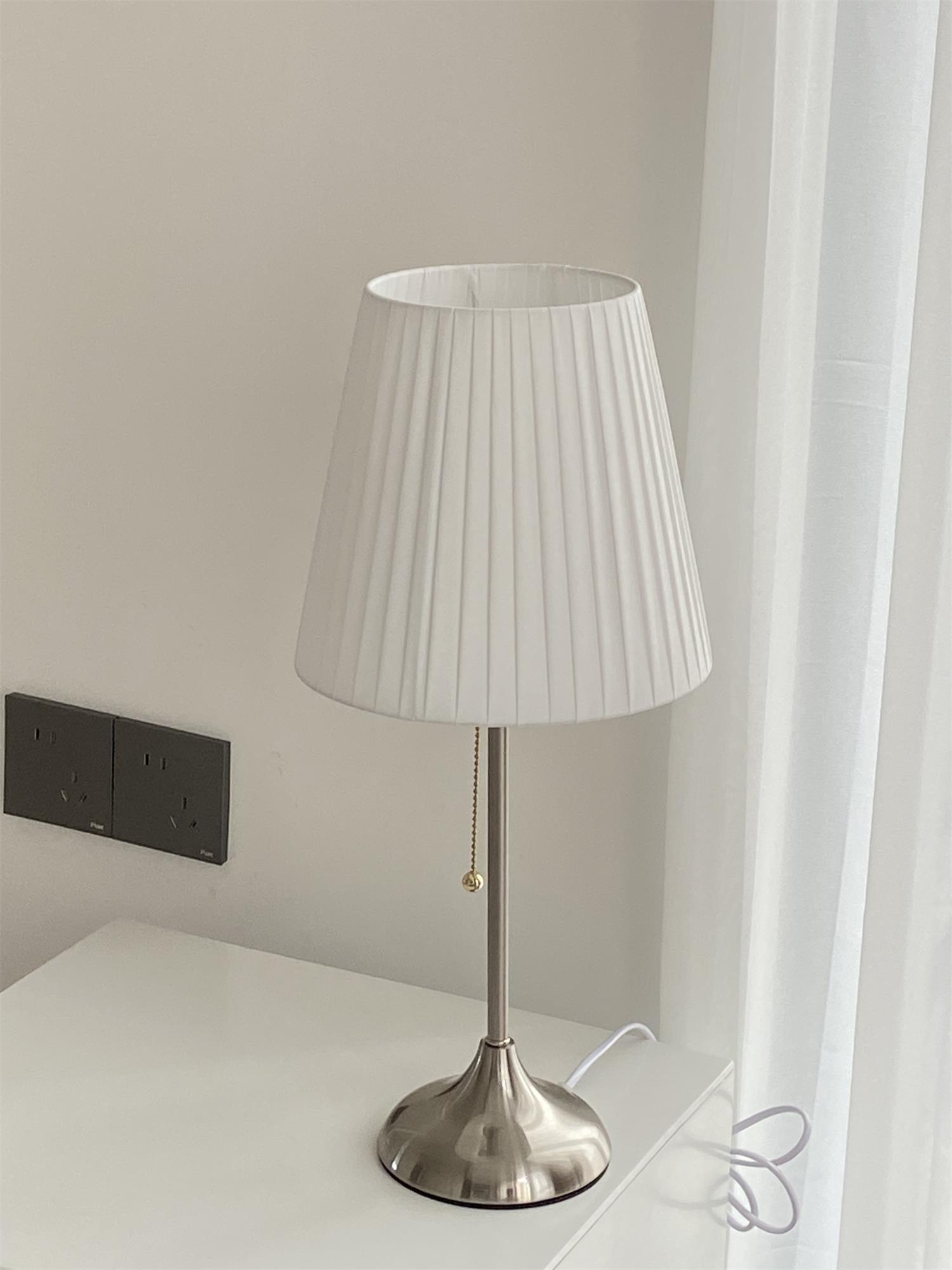 ClassicShade Tafellamp - Moderne Verlichting met Stijlvolle Lampenkap