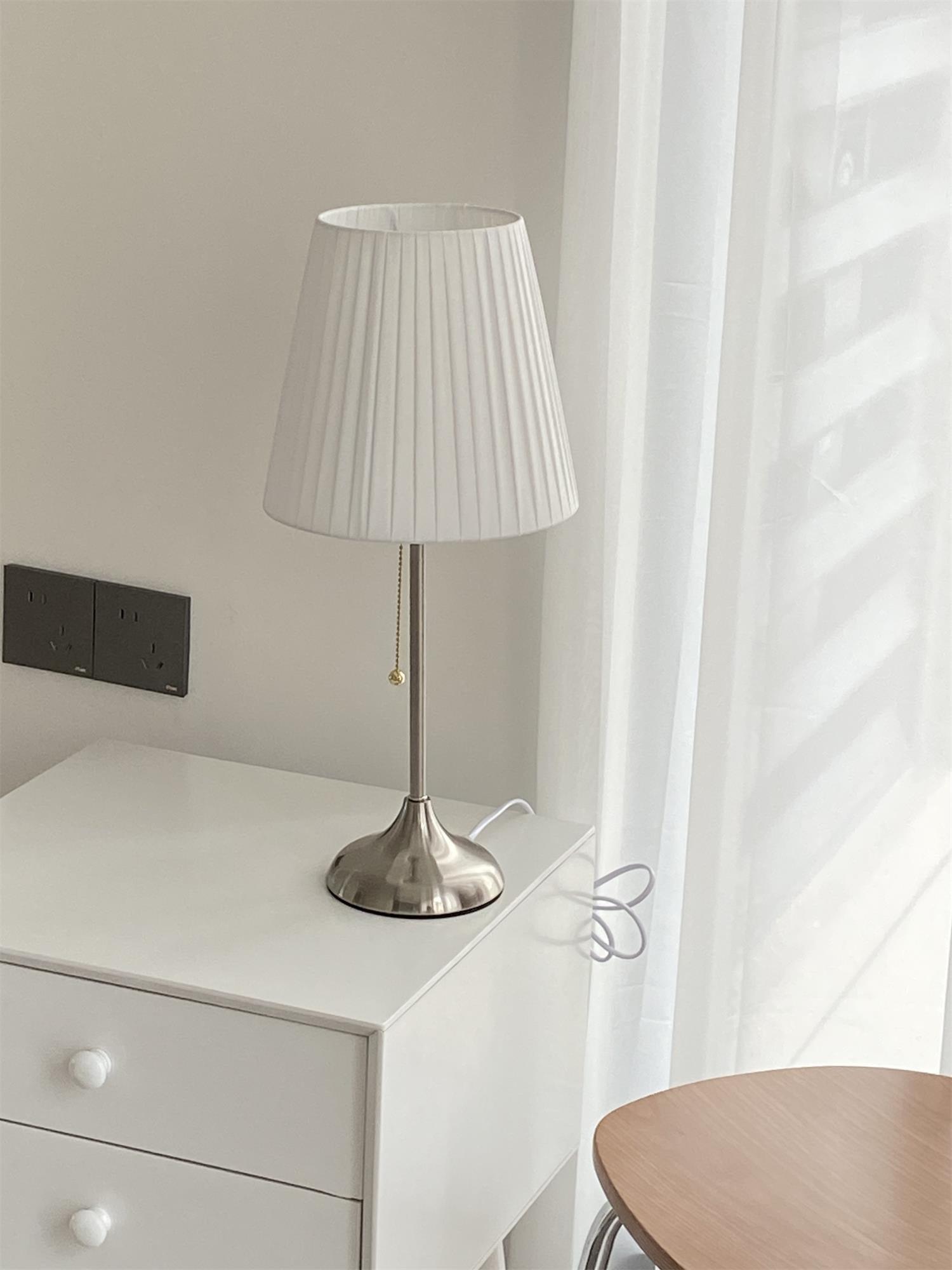 ClassicShade Tafellamp - Moderne Verlichting met Stijlvolle Lampenkap